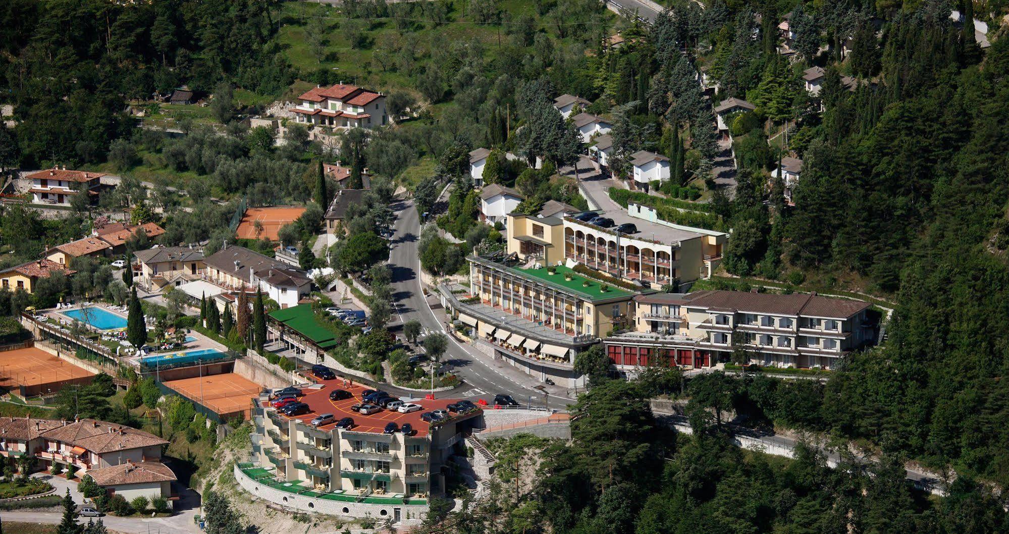 Village Bazzanega - Montagnoli Group Tremosine Экстерьер фото